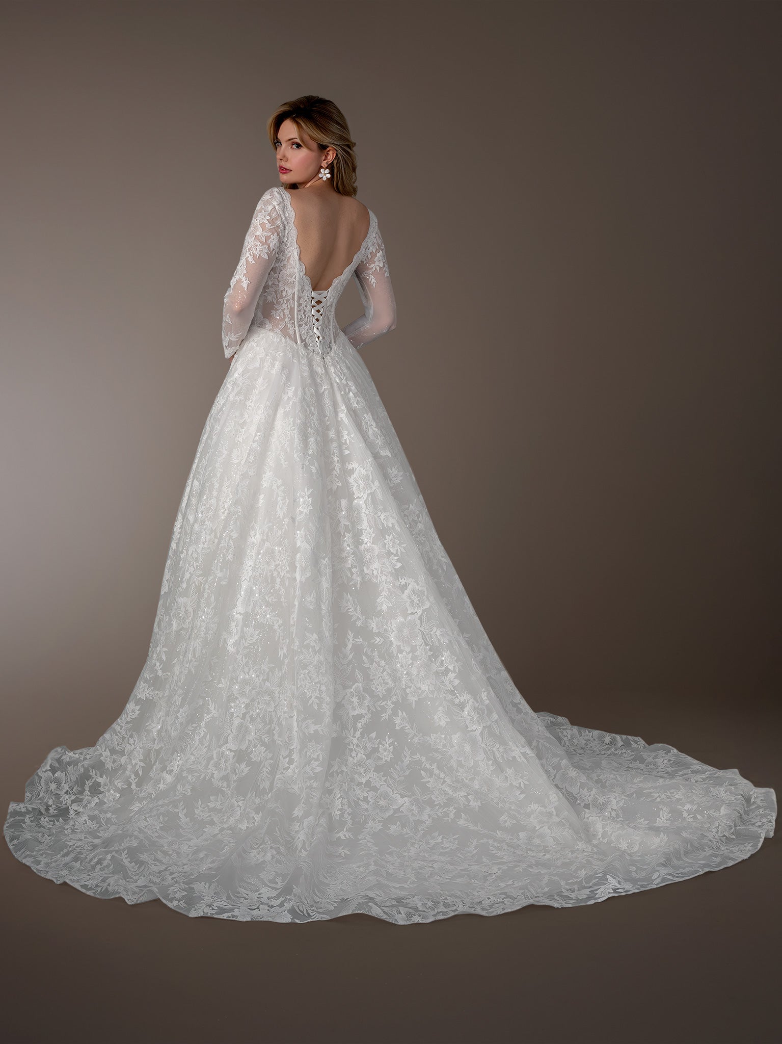 Off White Sweetheart Floor-Length Lace Bridal Ball Gown with Long Sleeves
