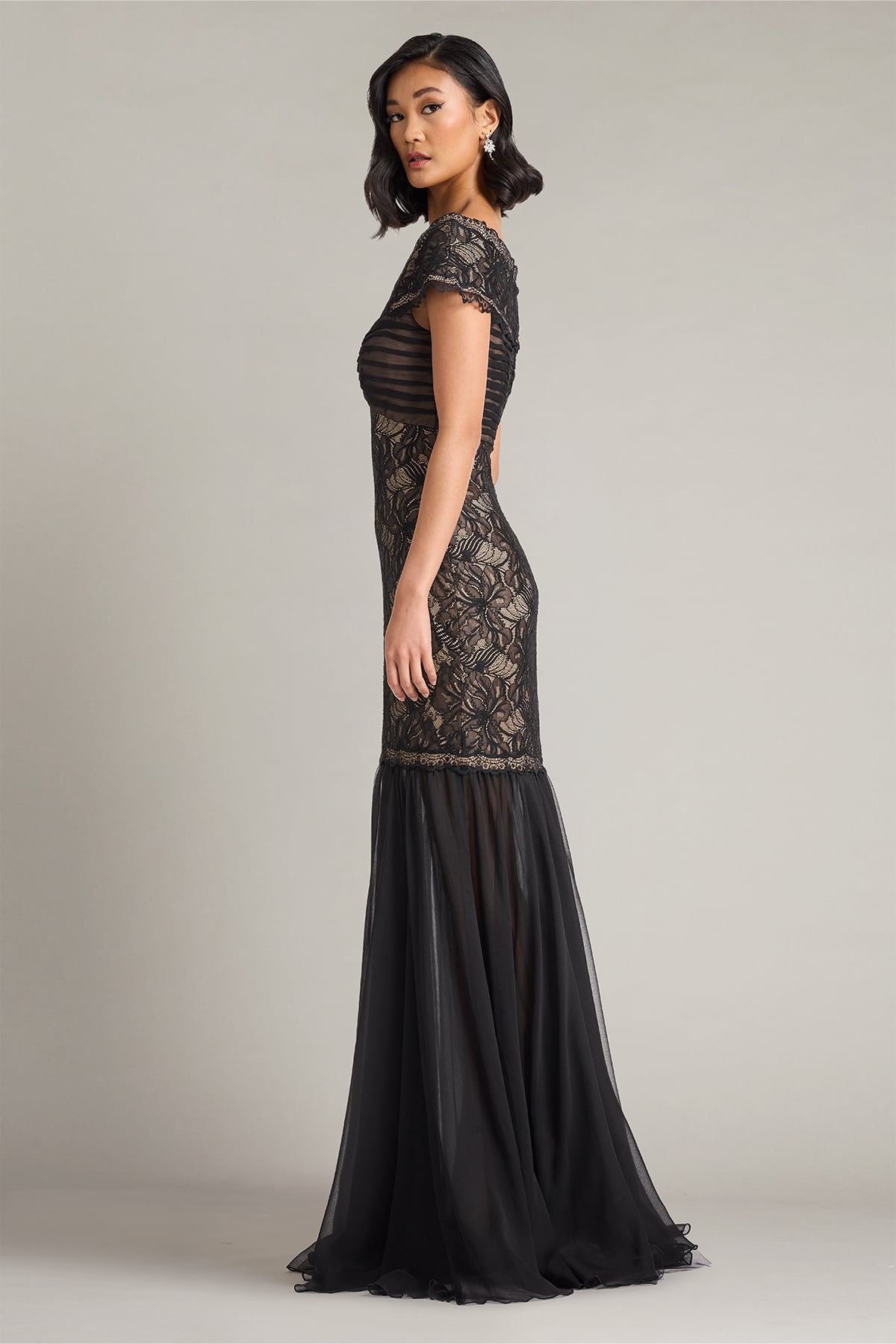 Black/Nude V-Neck Floor-Length Lace Mother of the Bride Cap Sleeve Mermaid Gown Tadashi Shoji CKI24883L