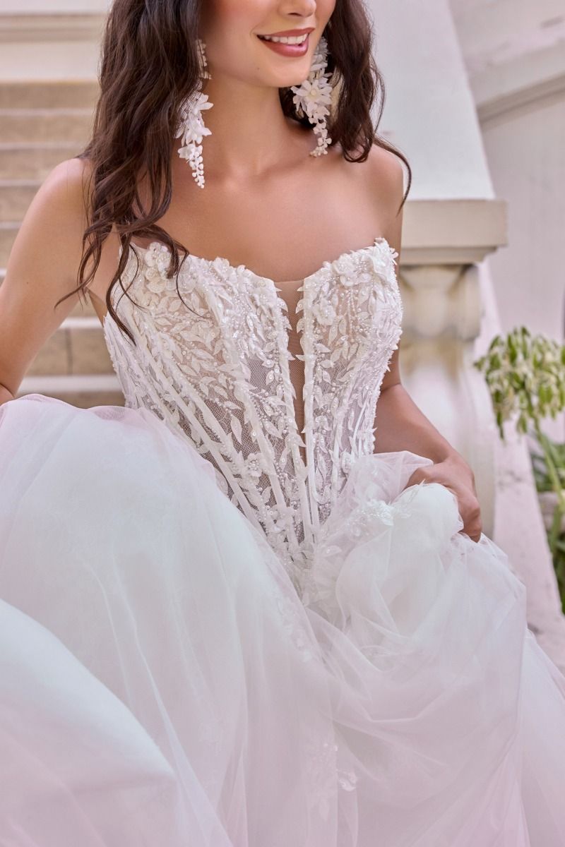 Sweetheart Floor-Length with Train Tulle Wedding Dress A-Line Andrea & Leo WL075