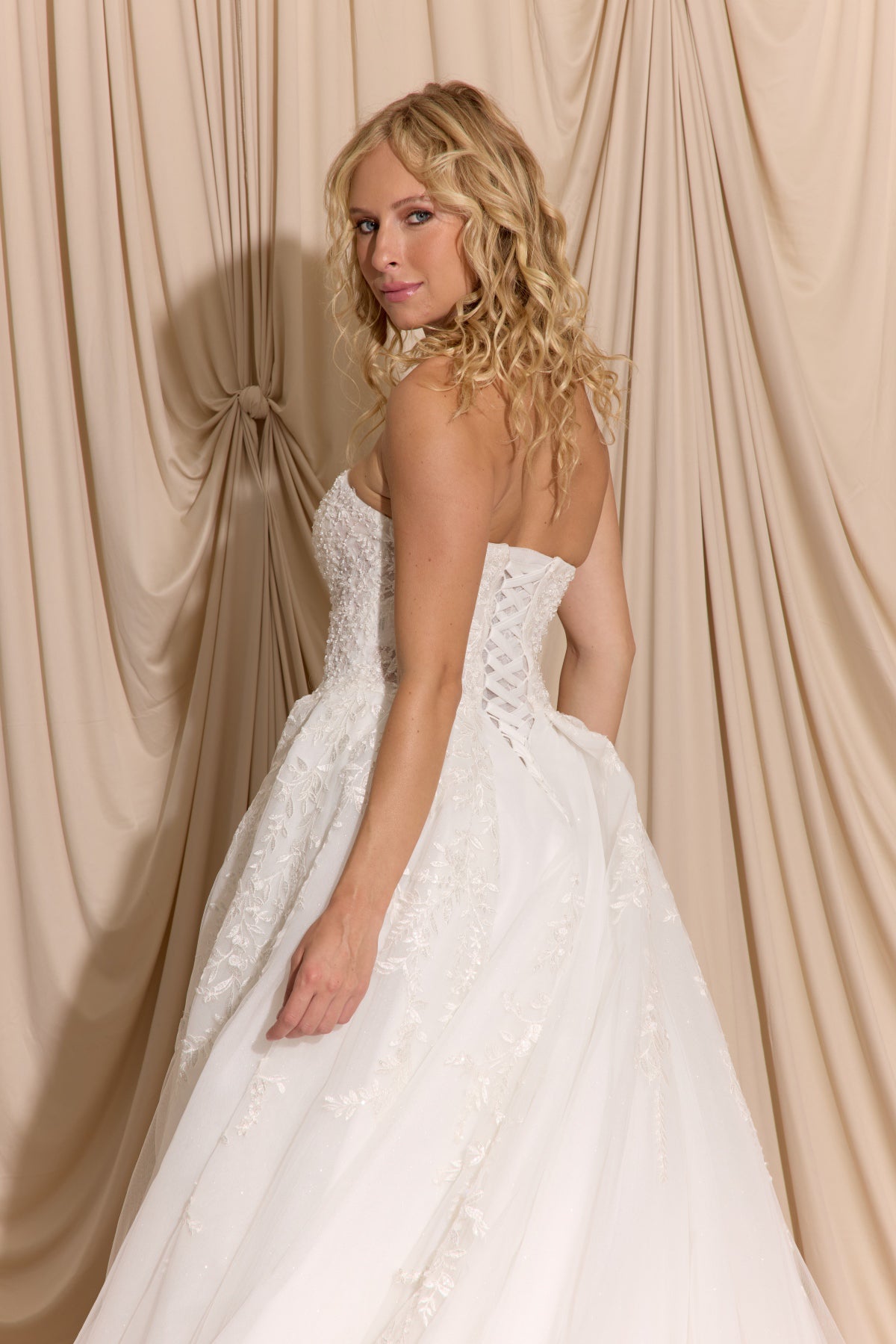 Off White Off-the-Shoulder Floor-Length Tulle Bridal Dress Lace Eureka Fashion EK155