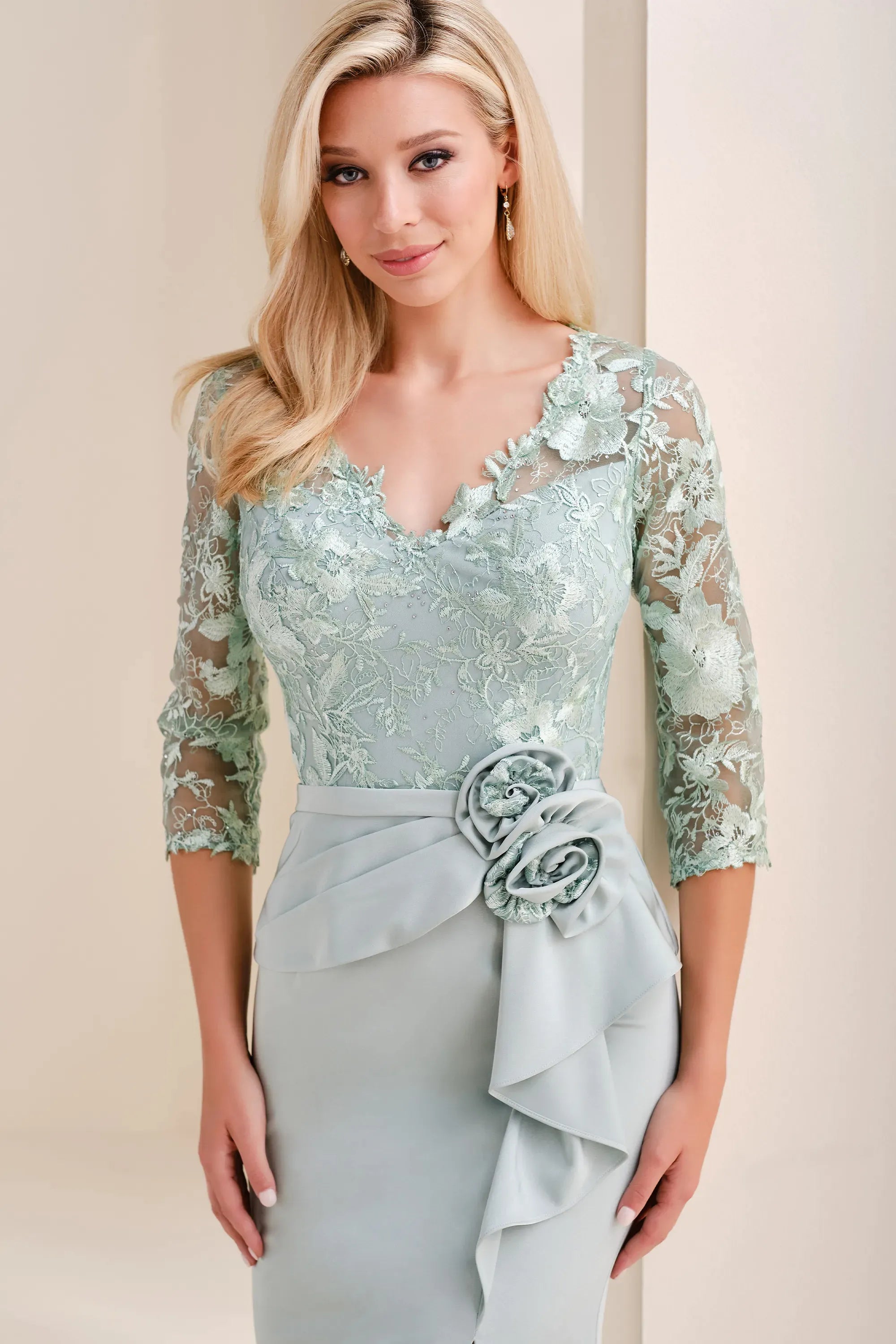 V-Neck Floor-Length Lace Formal Sheath/Column Montage M4209